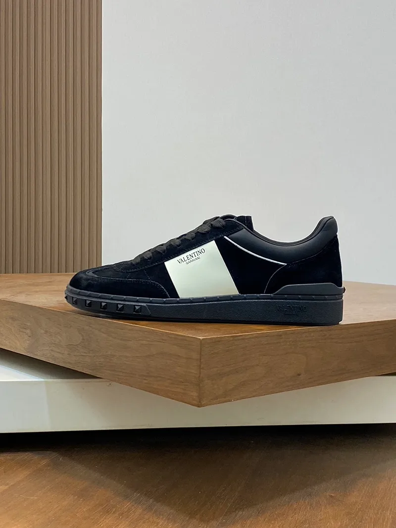Factory price: 438💰Original quality, top version on the market VALENTINO (Valentino) latest fashion week catwalk [couples 👫 model], unique design, fashionable family specializes in slim feet🔥A fashion product of Baita [strong] Fabric: The toe is made of high mercerized triangular grain cowhide and A-grade full-grain cowhide, original lasting process Inner lining: cowhide lining + men's shoes 💰U hanging mesh feet, heels and tongues decorated with VaIentin* shallow relief oversized rivets Size: 38-44, customized 45